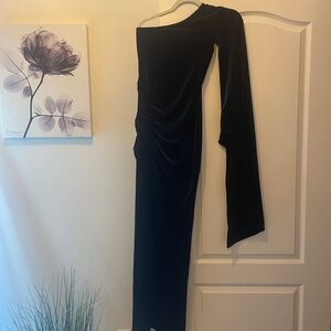 Elegant Black Velvet One-Shoulder Dress